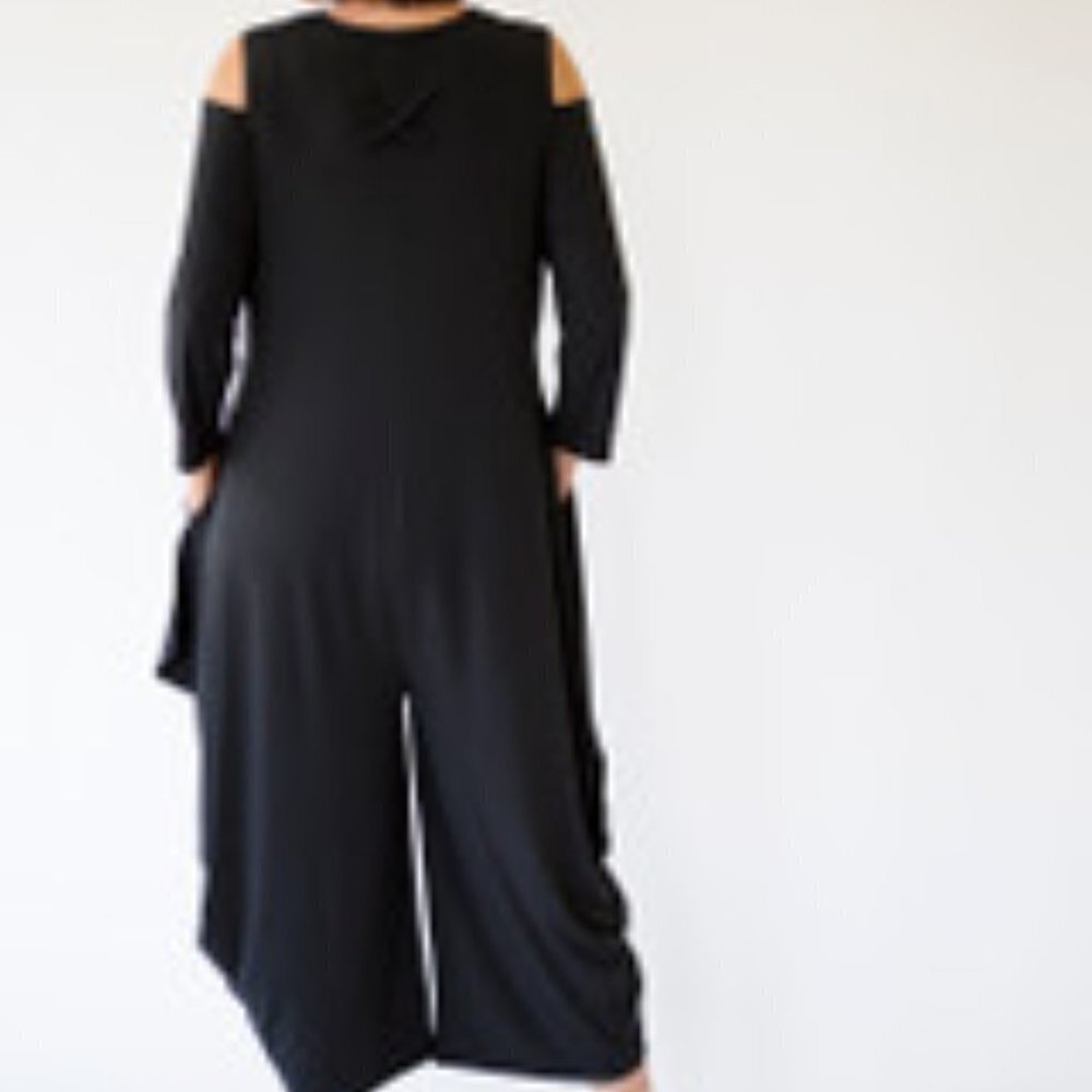 14. NWT Aria Jackson Cut out shoulder wide Leg Black Jumpsuit - Picture 2 of 3